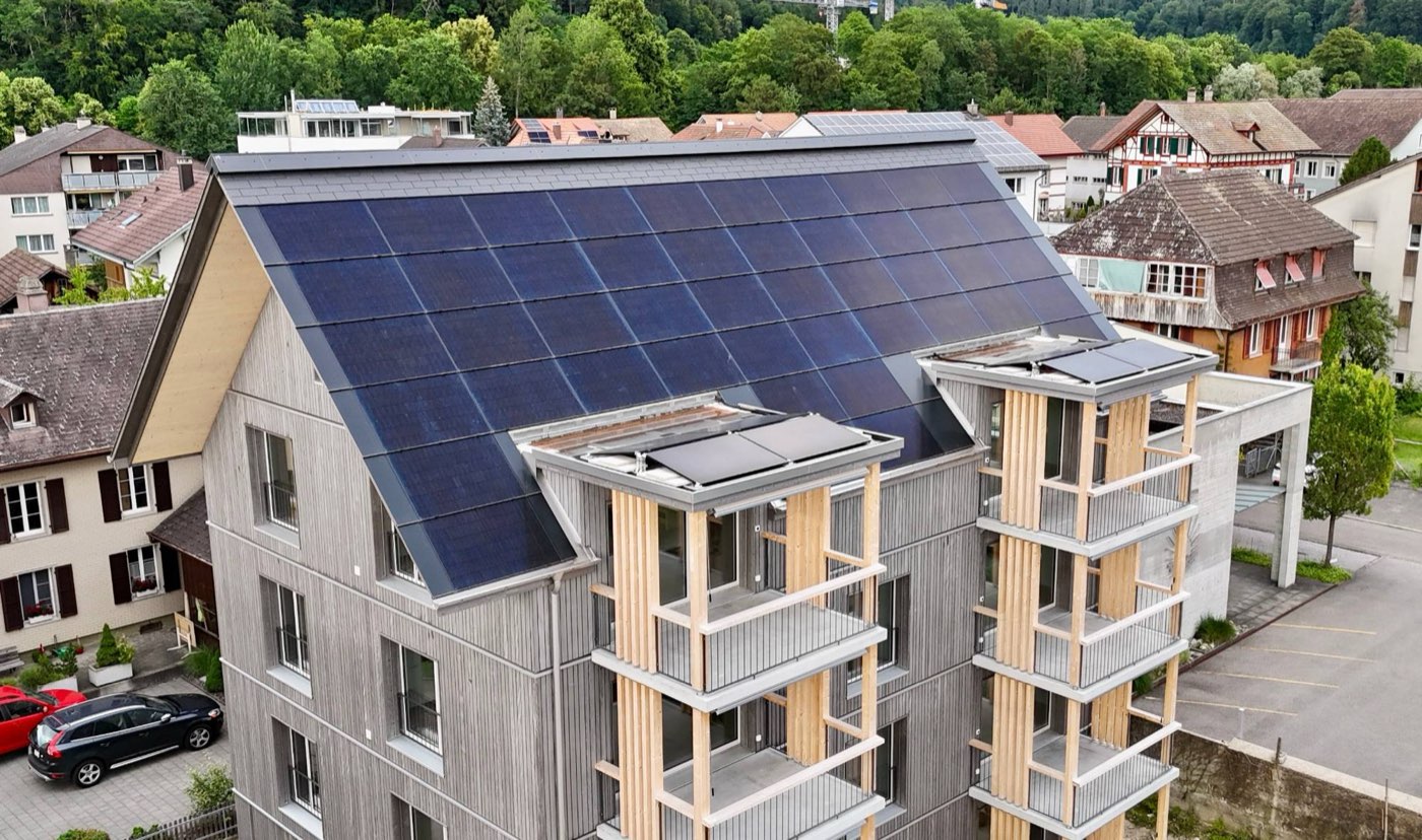 Indach-Solaranlage in Solarziegel-Optik auf einem Mehrfamilienhaus in Holzbauweise in Burgdorf BE