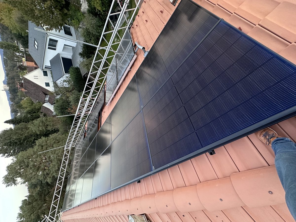 Runer-Montageteam verlegt Solarmodule auf einem Ziegeldach