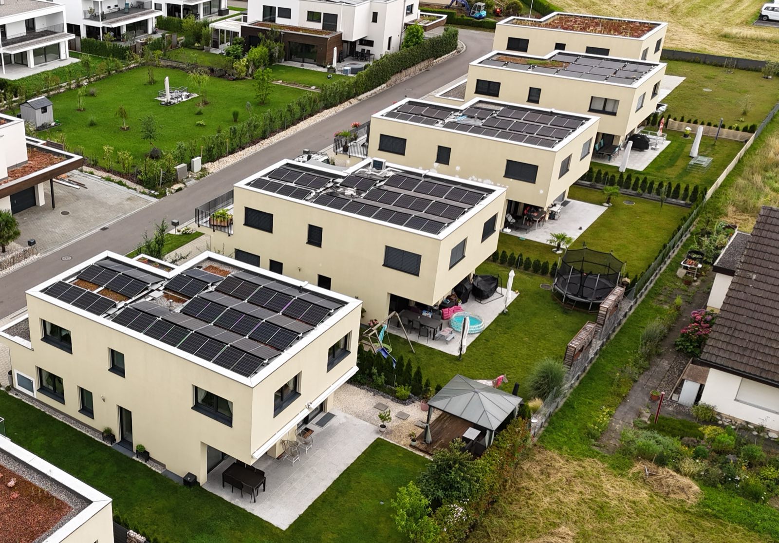 Drohnenaufnahme eines Quartiers in Koblenz AG mit vier Runer-Solaranlagen auf benachbarten Dächern